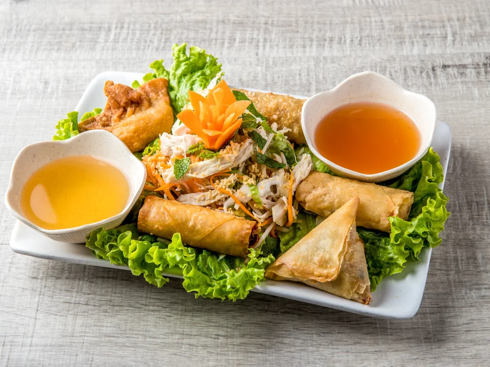 Assiette Pagode : assortiment d'entrées frites et salade