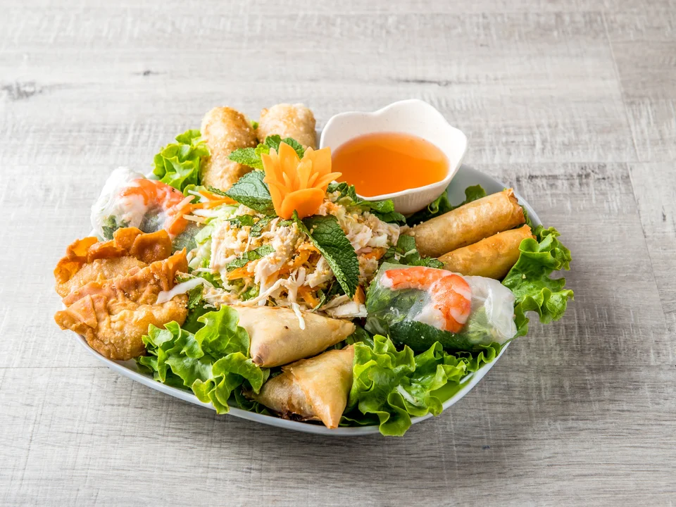 Assiette royale : nems, samoussas, raviolis frits et rouleaux de printemps