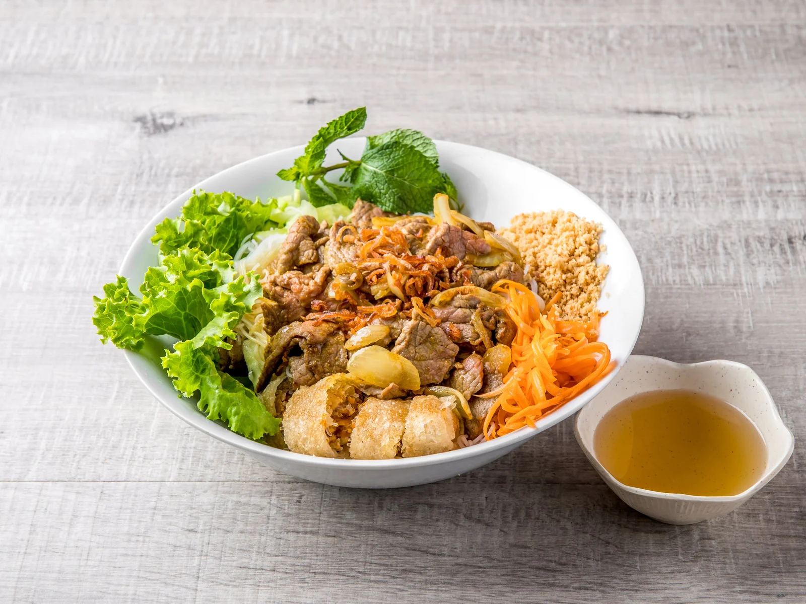 Bo bun impérial : vermicelles de riz, bœuf sauté, nems, crudités et herbes fraîches