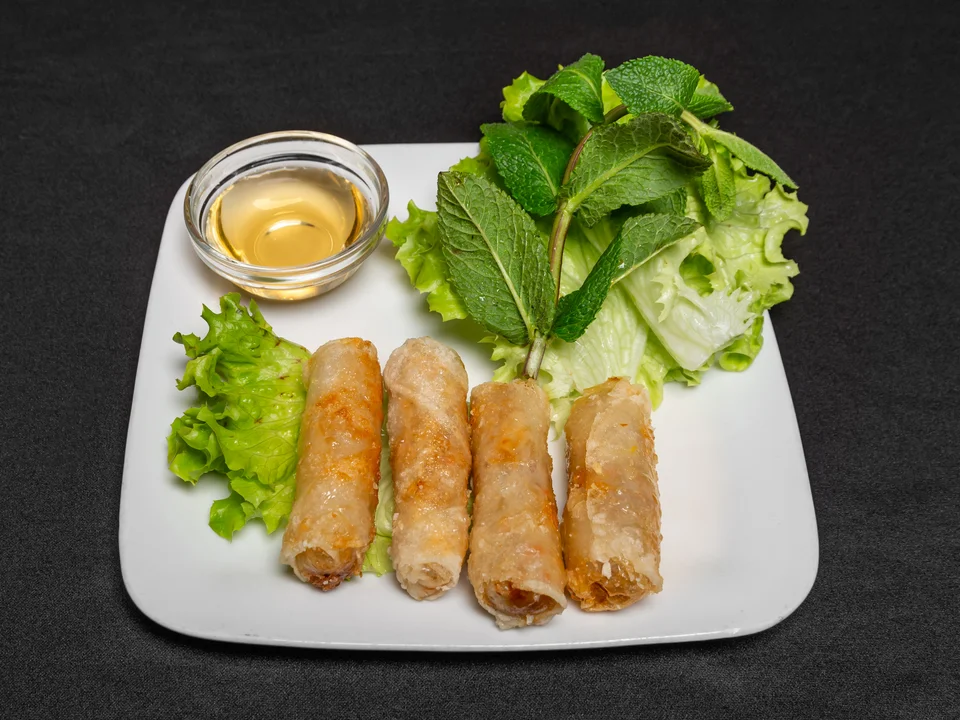 Quatre nems au porc avec salade et menthe fraîche